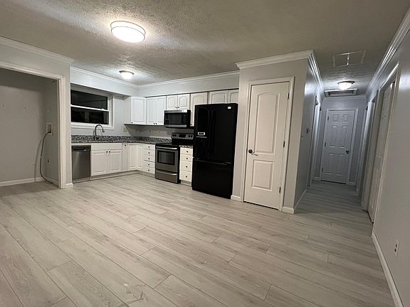 4th image of 3320 White Oak Dr