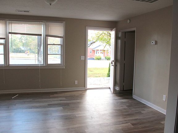 4th image of 1047 E Trinity Ln