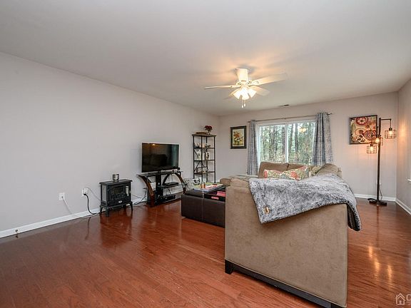 4th image of 15 Wiley Way