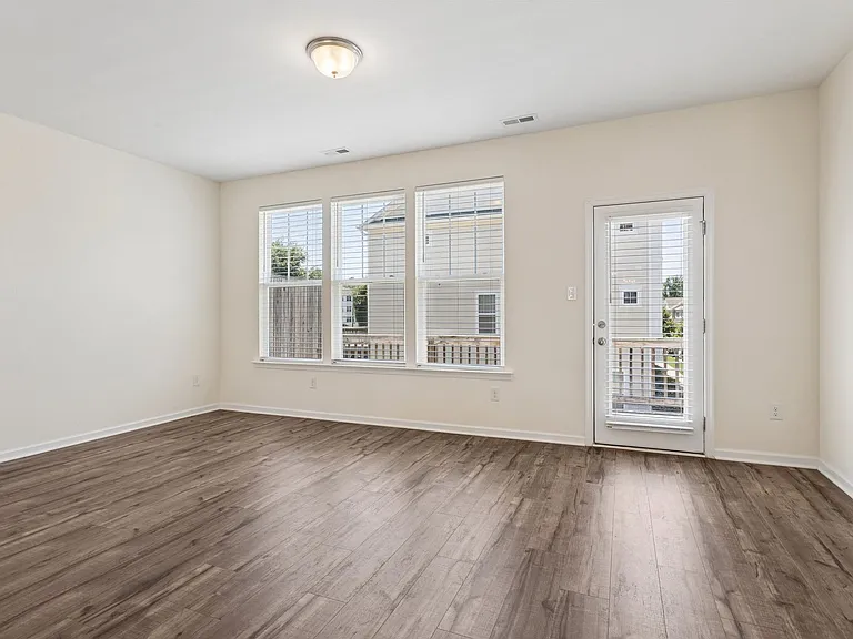 1550 Green Hill St — Photo 6