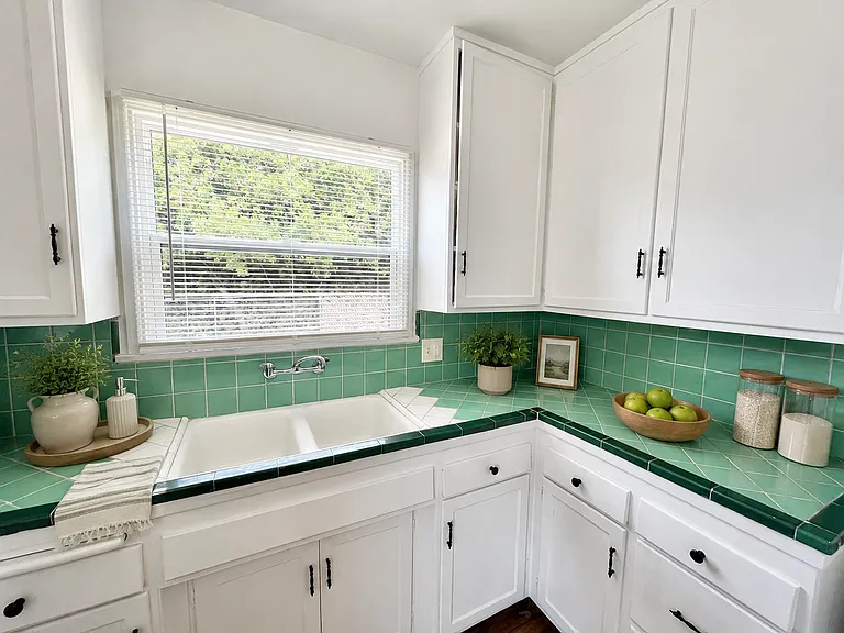1828 Rowan St — Photo 2