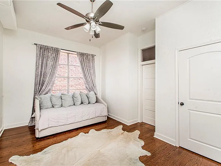 221 W Thomas St #A — Photo 11