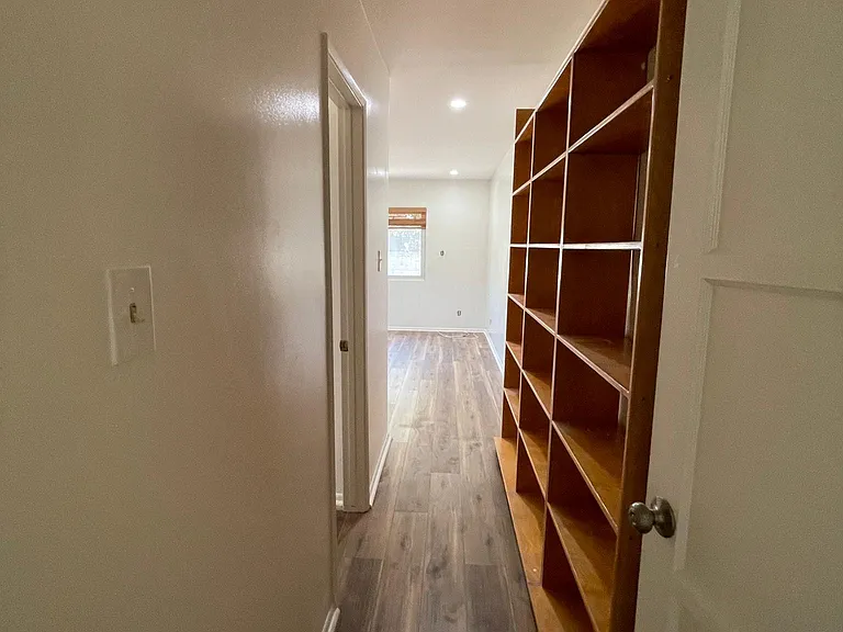 Large bedroom / bath