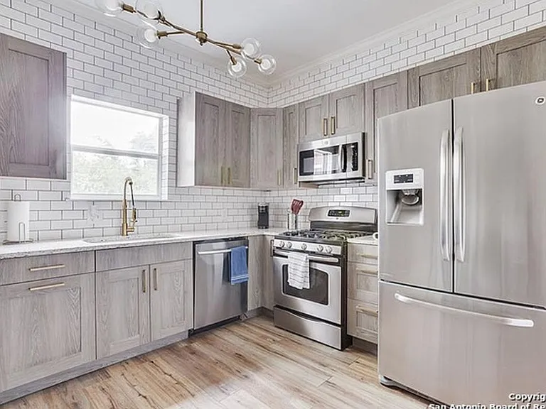 319 E Courtland Pl — Photo 10