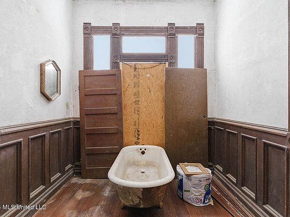 6th image of 530 Buschman St