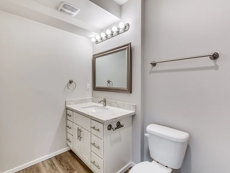 624 E 32nd St #403 — Photo 5