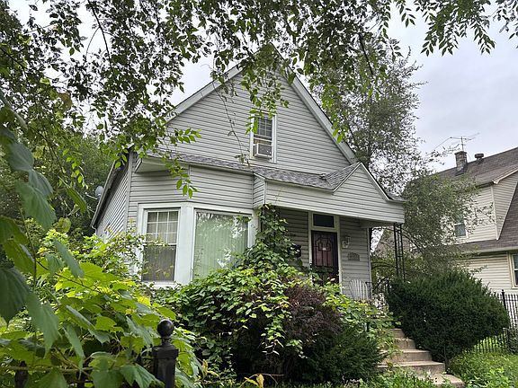 3rd image of 10112 S Lasalle St