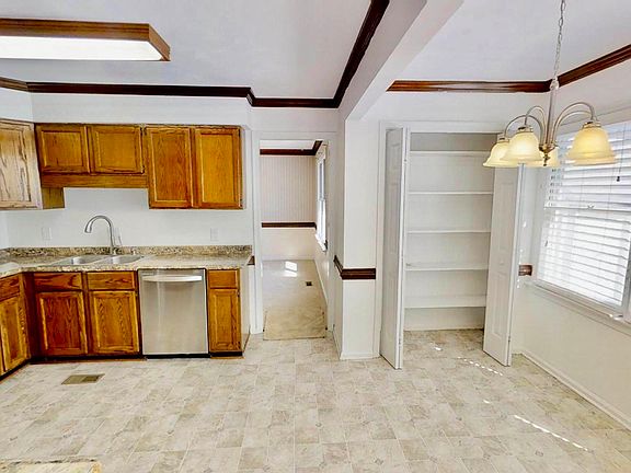 3rd image of 912 Buckingham Dr