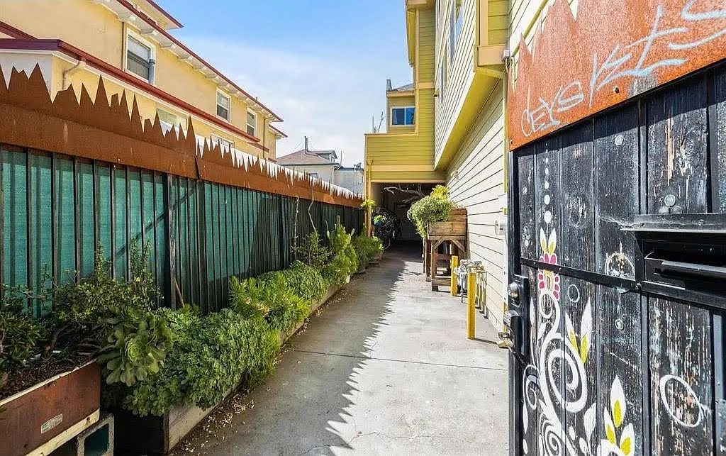 12 bed, 3800 sqft, $1,070 — Photo 3