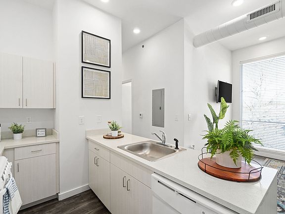 4th image of 608 Main St Unit 121A