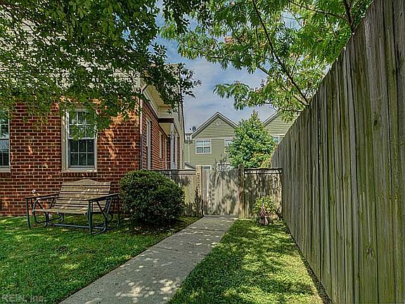 3rd image of 228 Wexford Dr W