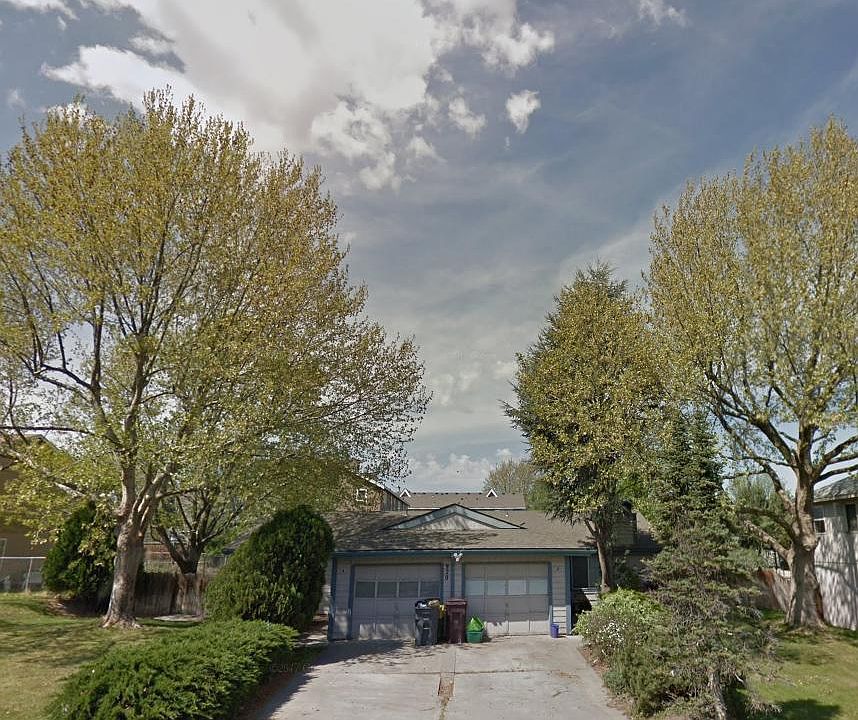 Google Maps picture taken in 2012. Building repainted in 2016.