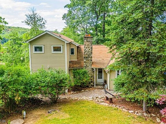 3rd image of 1019 Lakeside Dr E