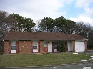 64 Sequoia Way, Holbrook, NY 11741