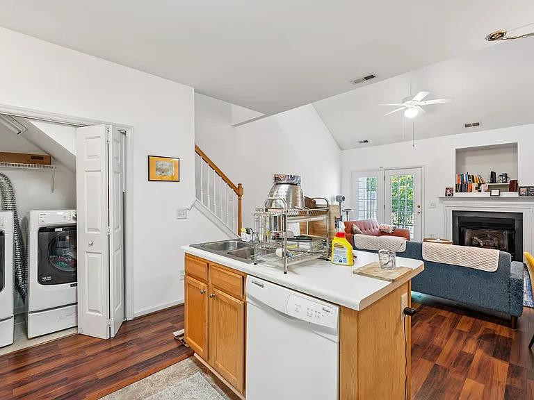 42 Signet Dr — Photo 3