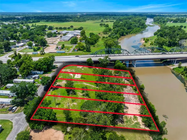 938 Robson St, Columbus, TX 78934