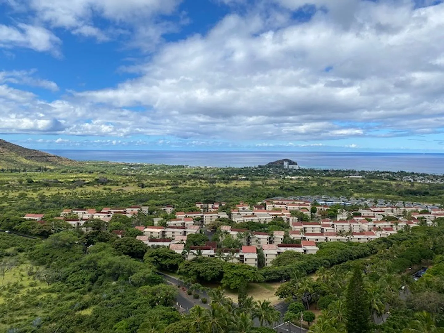 Beautiful 1/1 Penthouse unit at Makaha Valley Towers — Photo 1