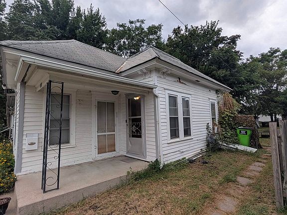 2nd image of 1020 Peach St