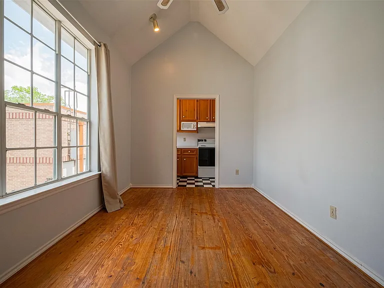 1111 Banks St #6 — Photo 13