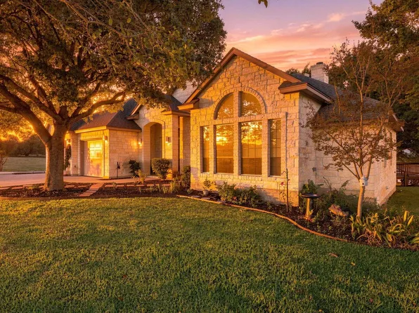 110 Dog Leg Street, Meadowlakes, TX 78654