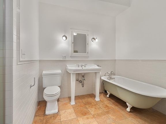 5th image of 315 W 36th St APT 14D