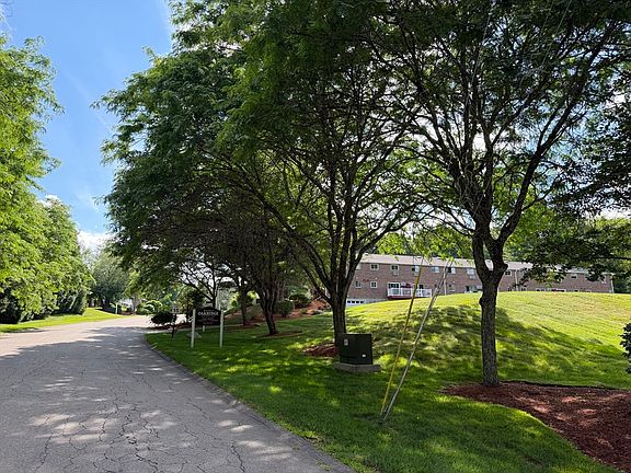 5th image of 79 Oakridge Dr #79