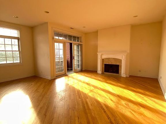5th image of 2927 N Southport Ave