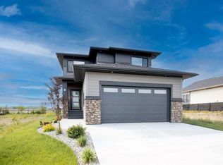 38 SW Springfield Blvd, Sylvan Lake, AB T4S0S5