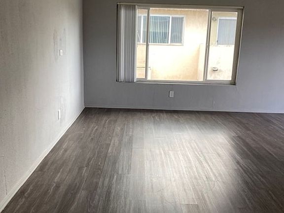 4th image of 721 W Hyde Park Blvd #4