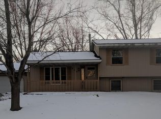 213 Highwood Dr, Chaska, MN 55318