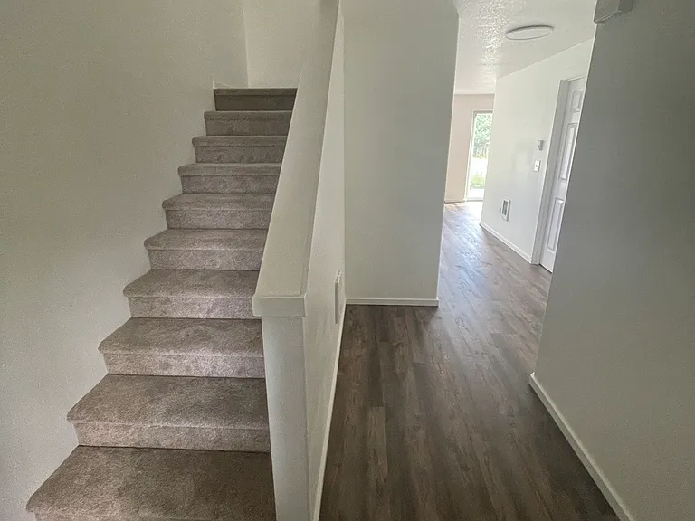213 SE 3rd St — Photo 3