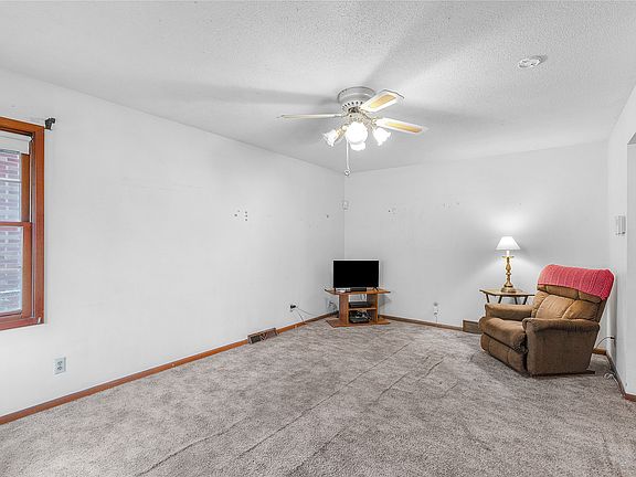 4th image of 2832 E Grand Ave