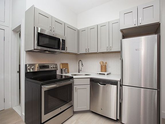 3rd image of 256 W 21st St APT 2C