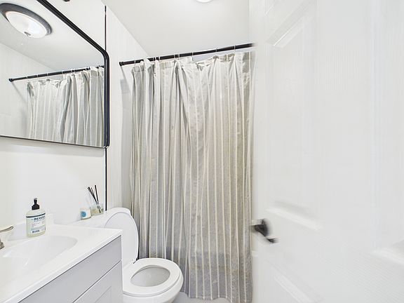 4th image of 3043 N Southport Ave #1