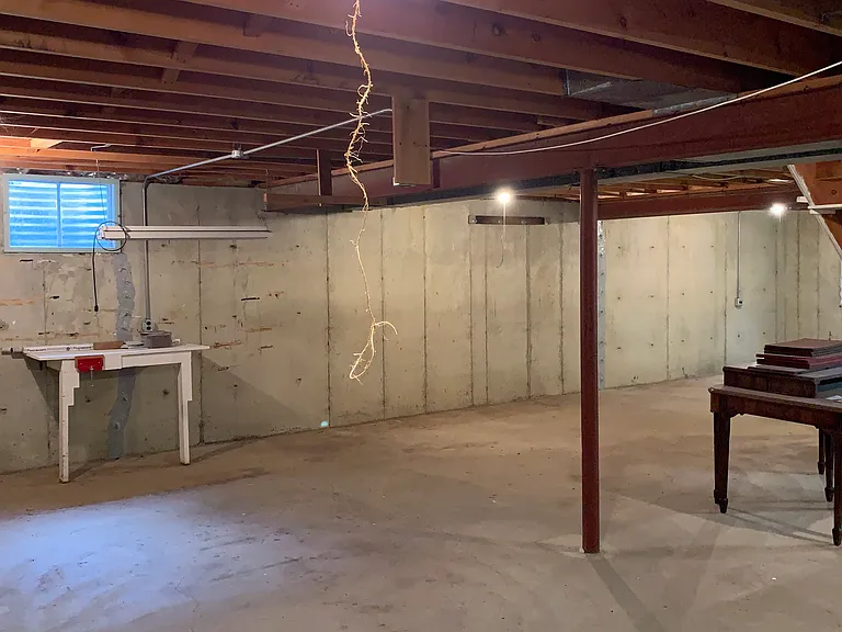 spacious/bright/dry/clean basement