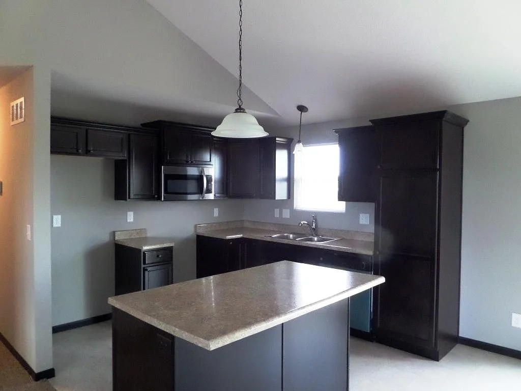 4 bed, 2200 sqft, $2,350 — Photo 2