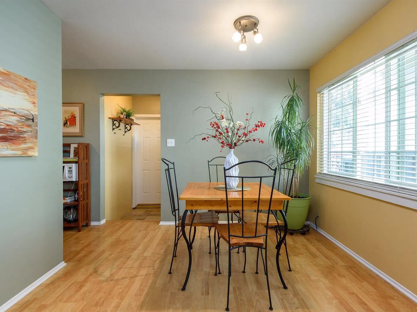 2 bed, 780 sqft, $3,995 — Photo 2