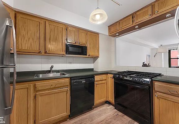 5th image of 230 E 15th St APT 1L