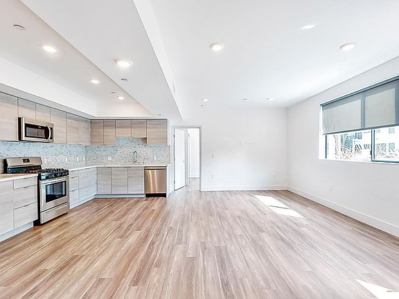3rd image of 1482 S Sherbourne Dr #302