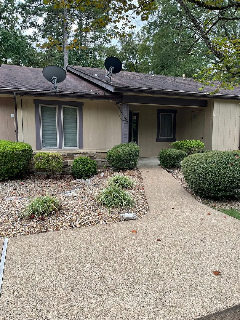 Charming townhome nestled in the heart of Hot Springs Village — Photo 1