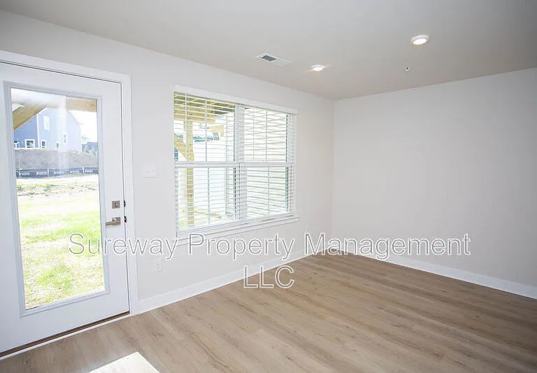 8 Foxwood Dr — Photo 4