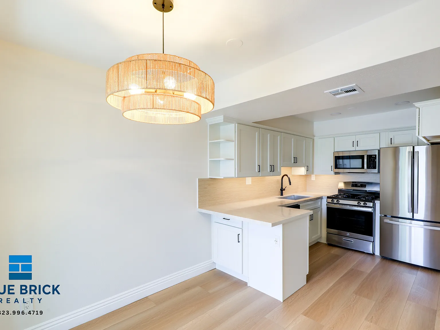 Spacious 2BR Townhouse Style Residence with Private Balcony & Central AC — Photo 3