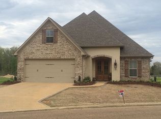 102 East Briar Lake Dr, Starkville, MS 39759
