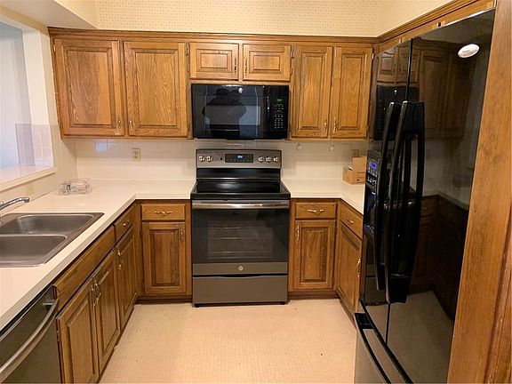 Kitchen with almost new appliances!