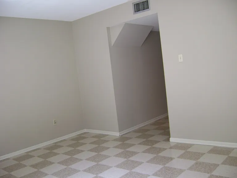 908 Lamar St — Photo 6