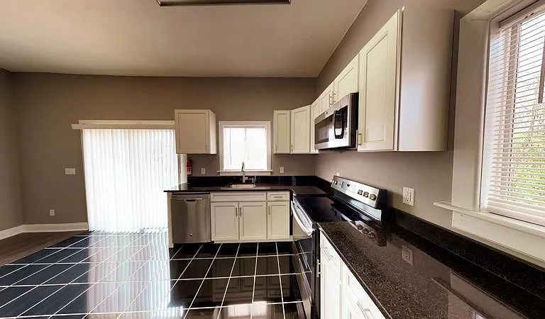 928 E Colvin St — Photo 7