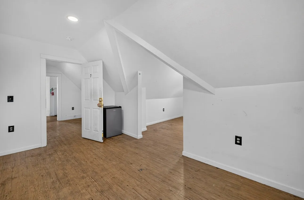 9 bed, 3.5 bath, 3000 sqft, $475 — Photo 3