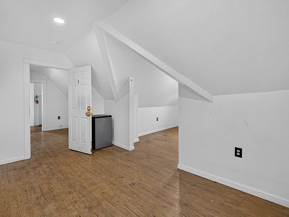 3rd image of 209 Park Ave