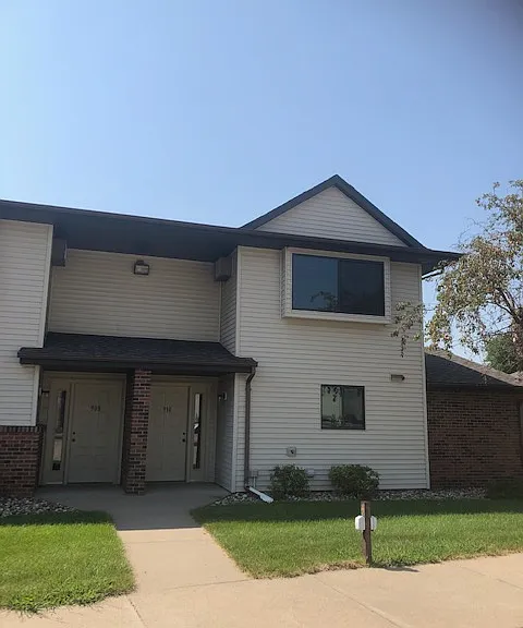 912 N Elm St — Photo 8