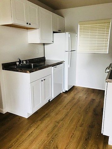 2nd image of 1811 E Reserve St